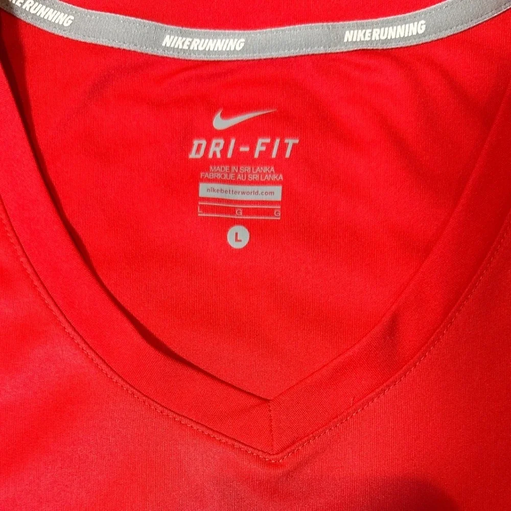 Nike Dri-FIT Running Shirt Womens Large Red V-Neck Graphic Tee Excellent